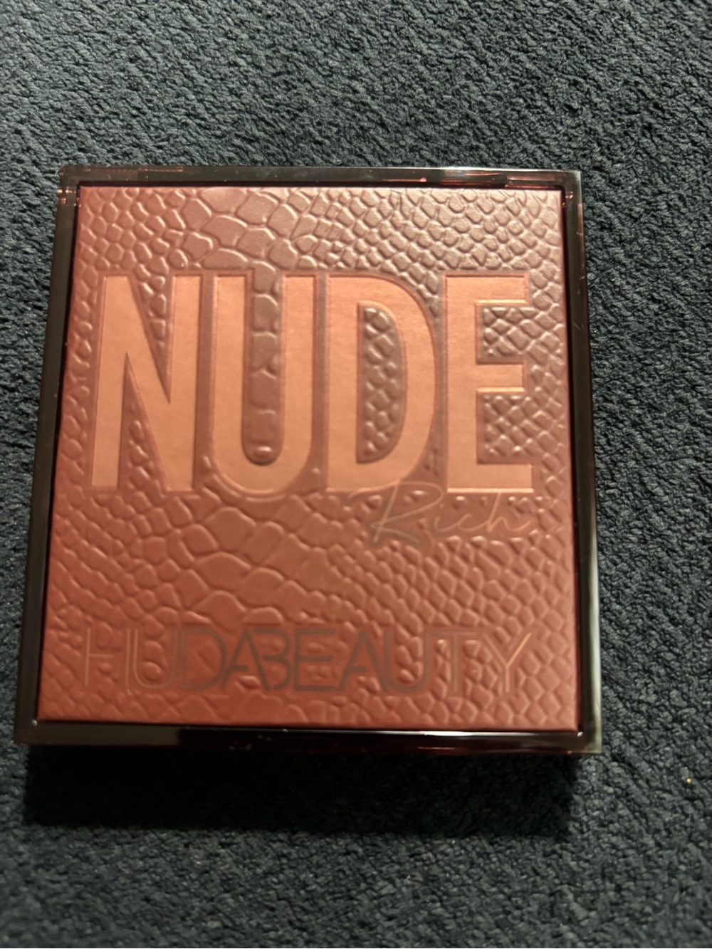 HUDA BEAUTY Nude Rich Eyeshadow Palette - Warm Brown & Peach